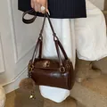 Sac cylindre rétro marron foncé avec fermoir doré et accessoire pompon en peluche - Café