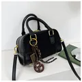 Sac à bandoulière noir en cuir synthétique avec patchwork et pendentif doré chic - Noir Avec Pendentif Lapin