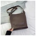 Sac bandoulière marron foncé en cuir grainé avec détails de coutures en forme de U - Petit / Café - Petit