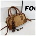 Sac Boston marron caramel avec surpiqûres en daim et double poignée supérieure - Marron avec Pendentif