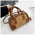 Sac Boston vintage marron avec patchwork en daim, chaîne et logo ATN gaufré élégant - Marron