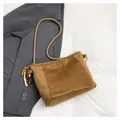 Sac seau marron en suédine avec bandoulière tressée et pompon à perles chic - Marron avec Pendentif