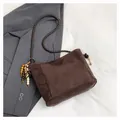 Bolso tote minimalista de ante marrón con correa tejida y detalle de cuentas colgantes - Café con Colgante