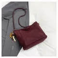 Sac seau en daim bordeaux avec bandoulière tissée et breloque en perles colorées - Bordeaux Avec Pendentif