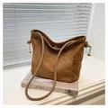 Sac seau en daim marron avec bandoulières tressées et charms boules métalliques chics - Brun Sans Pendentif