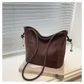 Sac seau en daim marron foncé avec bandoulières tressées et pendentifs dorés - Café sans Pendentif