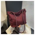 Sac à bandoulière en daim bordeaux avec sangle tissée et breloque cloche dorée - Rouge Vin Sans Pendentif
