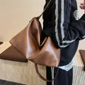 Bolso tote marrón grande y minimalista de cuero con diseño plisado para oficina y diario - Marrón