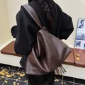 Grande borsa hobo da donna in pelle marrone che mostra uno stile di moda autunnale - caffè
