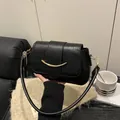 Borsa a sella nera stampa coccodrillo con fibbia dorata su maglieria - Nero