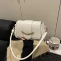 Borsa a sella bianca con stampa coccodrillo, fibbia dorata e tracolla in pelle - Bianco