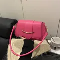 Borsa a tracolla rosa con stampa coccodrillo e fibbia in metallo dorato lucido - Rosa