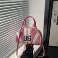 Bolso bowling estilo racing en rosa y blanco con parche número 96 y bandolera - Rosa
