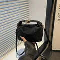 Borsa tote nera leopardata con fibbia dorata e tracolla per uso crossbody - Nero