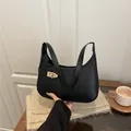 Bolso de hombro clásico en cuero negro con cierre dorado para un estilo retro chic - Negro