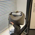Borsa a tracolla grigia capiente con manico con fibbia in metallo e design moderno - Grigio