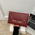 Minimalistische bordeauxrode enveloppe clutch met geweven textuur en gouden metalen rand - Rood