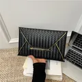 Minimalistische zwarte geweven enveloppe clutch met gouden metalen gesp dames - Zwart