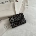 Mini borsa quadrata con stampa leopardata testurizzata e chiusura con patta chic - Nero