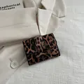 Mini portafoglio a soffietto con stampa leopardata, texture in pelle e chiusura a cinturino - Marrone