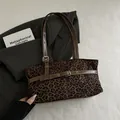 Vintage-Tragetasche mit Leopardenmuster, braunen Lederriemen und Metallschnallen - Braun Ohne Anhänger