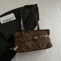 Retro-Tasche mit Leopardenmuster aus Wildleder und verstellbaren braunen Lederriemen - Braun Ohne Anhänger