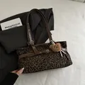 Retro-Shopper aus Wildlederimitat mit Leopardenmuster, Lederriemen und Bärenanhänger - Grün mit Anhänger