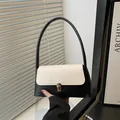 Elegante borsa a tracolla nera e crema con chiusura dorata e cinturino lungo - Nero