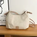 Sac bandoulière blanc crème minimaliste avec coutures verticales et perles argentées - Blanc Cassé