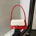 Elegante borsa a spalla in pelle rossa e crema con fibbia dorata e manico sottile - Rosso