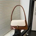 Borsa a spalla bicolore in pelle beige e caramello con chiusura metallica dorata chic - Marrone