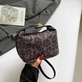 Sac à bandoulière léopard marron avec fermoir doré et fine sangle en cuir noir - Noir
