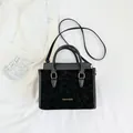 Sac bandoulière minimaliste en cuir noir et daim avec détails dorés et poignées - Noir