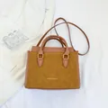 Sac bandoulière chic marron texturé avec détails dorés et imprimé FASHION BAGS - Marron