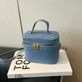Minimalistische blauwe matte handtas in doosvorm met handvat en gouden ritsen - Zonder Hanger / Blauw