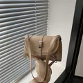 Elegante borsa a tracolla beige stile vintage con fibbia e cerniere decorative laterali - Cachi