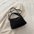 Borsa tote vintage in finta pelle scamosciata nera con dettagli dorati e tracolla - Nero