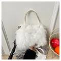 Dettaglio della borsa in ecopelliccia bianca con manici in pelle crema e fibbie dorate - Bianco avorio