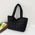 Schwarze Stepptasche mit gepolsterten Tragegriffen und großem Fassungsvermögen für den Winter - Schwarz