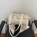 Bolso de hombro minimalista blanco crema en cuero encerado con detalle de hebilla - Blanco