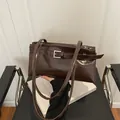 Bolso de hombro vintage de piel marrón oscuro brillante con hebilla plateada - café