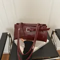 Bolso de hombro minimalista en piel encerada rojo vino con hebilla vintage - Rojo