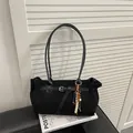 Bolso tote minimalista de ante negro con colgante de cuentas y correas de hombro - Negro