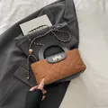 Braune gesteppte Tweed-Tasche mit schwarzem Griff und goldener Ketten-Schultergurt - Braun