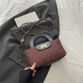Burgunderfarbene kleine quadratische Handtasche mit schwarzem Griff und Goldkette - Braun