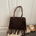 Bolso tote bohemio marrón oscuro con flecos, asas de cuero trenzado y piel de ante - Marrón