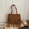 Bolso tote bohemio de gamuza sintética marrón con flecos largos y asas trenzadas - Marrón