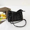Elegante bolso de hombro en tweed negro y dorado con correa de cuero y cuadros - Negro