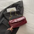 Borsa a tracolla vintage in pelle verniciata rosso vino lucido con catena oro - Rosso