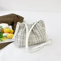 Elegante bolso de hombro en tweed blanco con hilos dorados y correa de cuero - Blanco